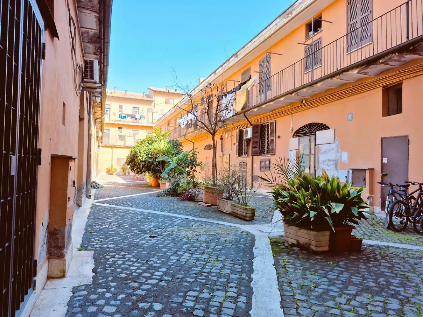 Appartamento Elegante Con Terrazzino A San Lorenzo Rome Italy
